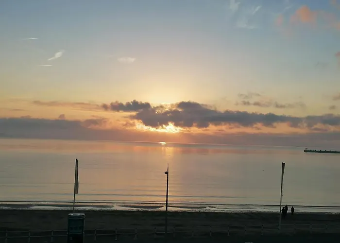 Sunrise View - Beachfront Apartment, Weymouth