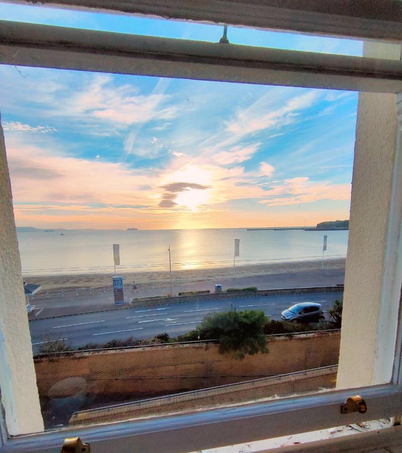 Sunrise View - Beachfront Apartment, *